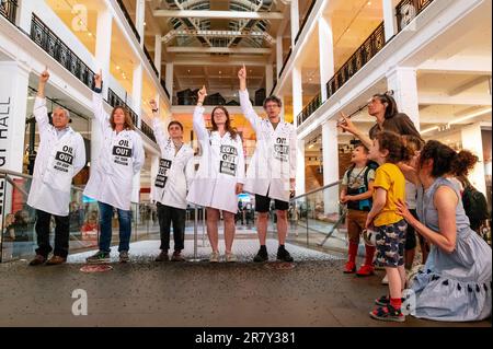 London, Großbritannien. 17. Juni 2023 Klimaaktivisten des Scientist Rebellion demonstrieren im Wissenschaftsmuseum gegen Adani, BP und Equinor Sponsoring des Museums. Die Aktivisten in Laborkitteln stehen unter einem Banner mit der Aufschrift „BP, Equinor und Adani töten unseren Planeten“, während schwarze Konfetti von einem Balkon oben fallen. Kredit: Andrea Domeniconi/Alamy News Stockfoto