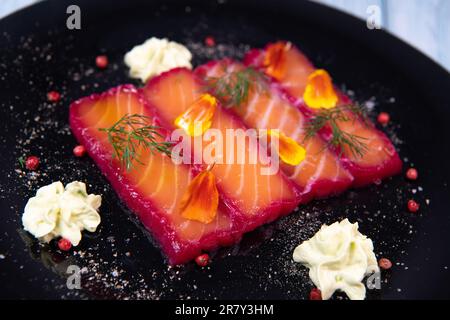 Rezept für Gravlax-Lachs mariniert mit Rüben und Avocado-Mayonnaise-Sauce Stockfoto