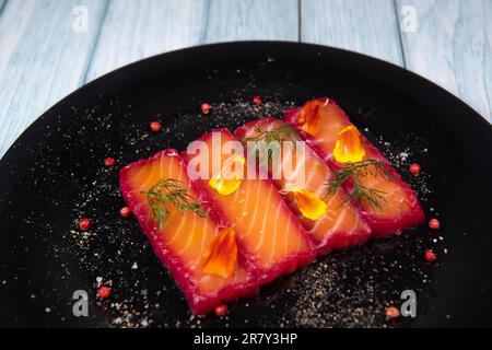 Rezept für Gravlax-Lachs mariniert mit Rüben und Avocado-Mayonnaise-Sauce Stockfoto