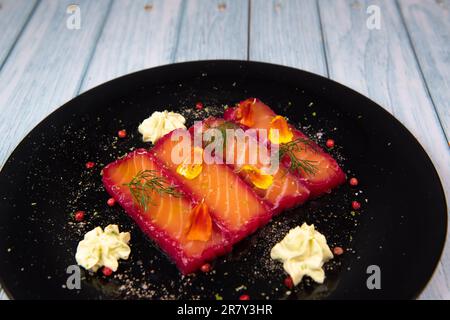 Rezept für Gravlax-Lachs mariniert mit Rüben und Avocado-Mayonnaise-Sauce Stockfoto