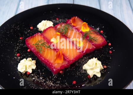 Rezept für Gravlax-Lachs mariniert mit Rüben und Avocado-Mayonnaise-Sauce Stockfoto