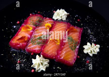 Rezept für Gravlax-Lachs mariniert mit Rüben und Avocado-Mayonnaise-Sauce Stockfoto