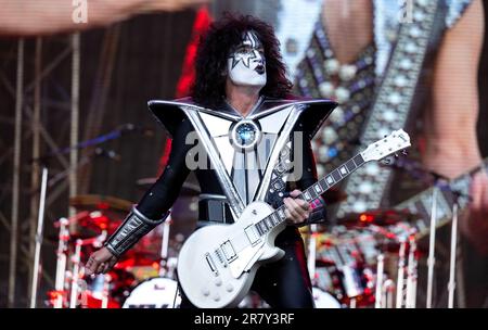 München, Deutschland. 17. Juni 2023. Der Gitarrist Tommy Thayer der US-Band Kiss ist während eines Konzerts auf dem Königsplatz auf der Bühne. Im Rahmen ihrer Abschiedstour „End of the Road“ spielt die Band insgesamt vier Konzerte in Deutschland. Kredit: Sven Hoppe/dpa/Alamy Live News Stockfoto