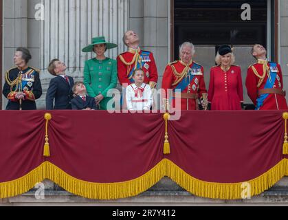 London, Vereinigtes Königreich, 17. Juni 2023. Nachdem Trooping the Colour (die Geburtstagsparade des Königs) stattfindet, beobachten hochrangige Mitglieder der königlichen Familie vom Balkon des Buckingham-Palastes aus die traditionelle Fliege der RAF. Von links nach rechts: Anne, Prinzessin Royal; Prince George, Prince Louis, Catherine Princess of Wales, William Prince of Wales, Prinzessin Charlotte, König Charles III., Königin Camilla, Edward Duke of Edinburgh. Stockfoto