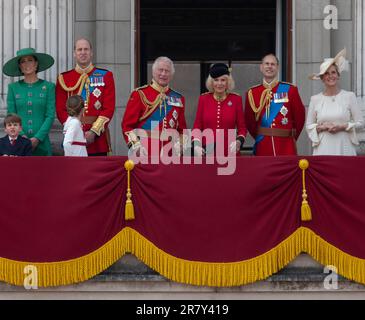 London, Vereinigtes Königreich, 17. Juni 2023. Nachdem Trooping the Colour (die Geburtstagsparade des Königs) stattfindet, beobachten hochrangige Mitglieder der königlichen Familie vom Balkon des Buckingham-Palastes aus die traditionelle Fliege der RAF. Von links nach rechts: Prinz Louis, Catherine Princess of Wales, William Prince of Wales, Prinzessin Charlotte, König Karl III., Königin Camilla, Edward Duke of Edinburgh, Sophie Herzogin von Edinburgh Stockfoto