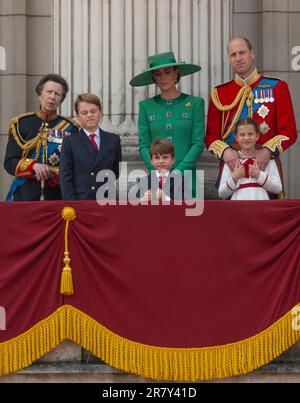 London, Vereinigtes Königreich, 17. Juni 2023. Nachdem Trooping the Colour (die Geburtstagsparade des Königs) stattfindet, beobachten hochrangige Mitglieder der königlichen Familie vom Balkon des Buckingham-Palastes aus die traditionelle Fliege der RAF. Von links nach rechts: Anne Princess Royal, Prince George, Prince Louis, Catherine Princess of Wales, William Prince of Wales, Prinzessin Charlotte Stockfoto