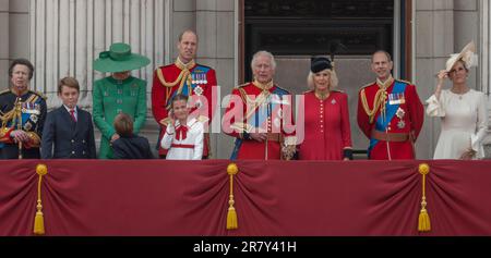 London, Vereinigtes Königreich, 17. Juni 2023. Nachdem Trooping the Colour (die Geburtstagsparade des Königs) stattfindet, beobachten hochrangige Mitglieder der königlichen Familie vom Balkon des Buckingham-Palastes aus die traditionelle Fliege der RAF. Von links nach rechts: Anne, Princess Royal; Prince George, Prince Louis, Catherine Princess of Wales, William Prince of Wales, Prinzessin Charlotte, HRH King Charles III., Queen Camilla, Edward Duke of Edinburgh, Sophie Duchess of Edinburgh Stockfoto