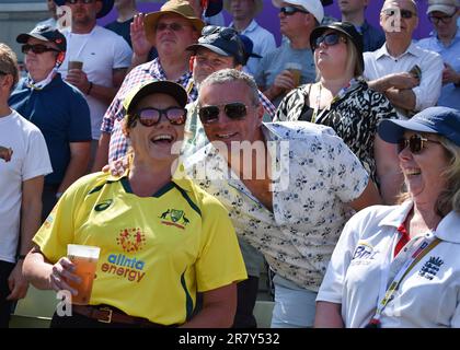 Edgbaston Cricket Stadium, Birmingham, Großbritannien. 16. Juni 2023 um 1100hrs Uhr. England Men gegen Australia Men in the Ashes Cricket Test Match Day 1. Australische und englische Fans. Bild: Mark Dunn/Alamy, Stockfoto