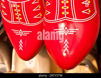 Traditionelle Amsterdam Clogs in einem Geschäft in der Nähe des Zentrums Stockfoto