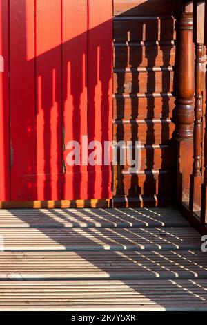 HUNSTANTON, NORFOLK/UK - JUNI 2 : Schatten an einer Strandhütte in Hunstanton Norfolk am 2. Juni 2010 Stockfoto