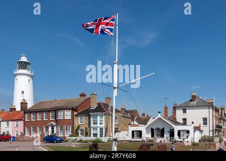 SOUTHWOLD, SUFFOLK, Vereinigtes Königreich - JUNI 2 : Union Jack flag Flying near the Lighthouse in Southwold Suffolk am 2. Juni 2010. Vier unidentifizierte Personen Stockfoto