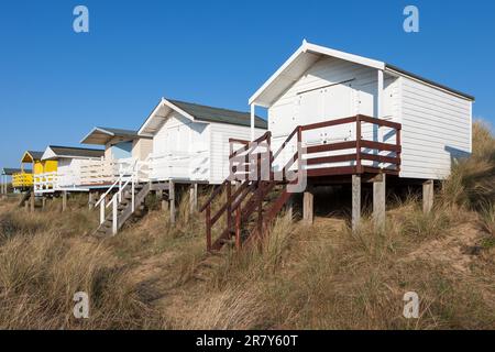 HUNSTANTON, NORFOLK, Großbritannien - 2. JUNI: Strandhütten in Hunstanton, Norfolk am 2. Juni 2010 Stockfoto