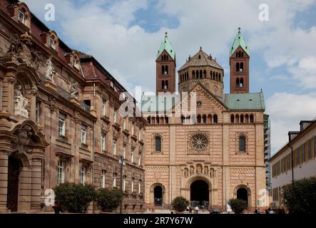 Blick von der Maximilianstraße auf den Kaiserdom in Speyer Deutschland Stockfoto