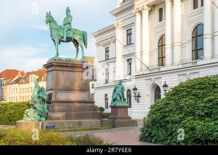 Um die Reiterstatue des Kaisers in Altona herum sind zwei junge Frauen gruppiert, die die ehemaligen Herzöge Schleswig und Holstein repräsentieren sollen Stockfoto