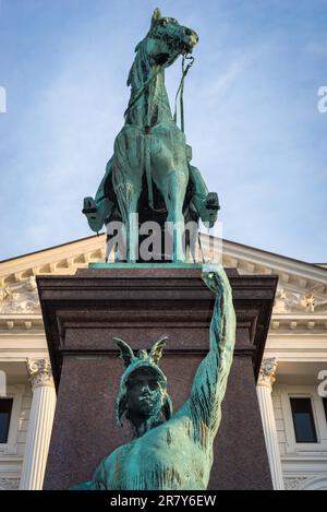 Um die Reiterstatue des Kaisers in Altona herum sind zwei junge Frauen gruppiert, die die ehemaligen Herzöge Schleswig und Holstein repräsentieren sollen Stockfoto