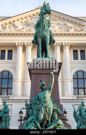 Um die Reiterstatue des Kaisers in Altona herum sind zwei junge Frauen gruppiert, die die ehemaligen Herzöge Schleswig und Holstein repräsentieren sollen Stockfoto
