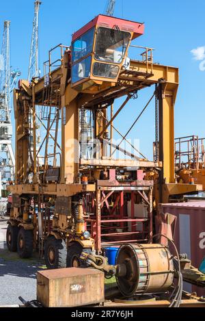 Porträtträger für den Einsatz in Anschlussklemmen, zum Stapeln und Transportieren von ISO-Standard-Containern. Dieser Van Carrier ist stillgelegt und jetzt im Hafen Stockfoto