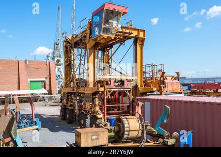 Porträtträger für den Einsatz in Anschlussklemmen, zum Stapeln und Transportieren von ISO-Standard-Containern. Dieser Van Carrier ist stillgelegt und jetzt im Hafen Stockfoto