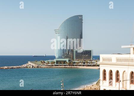 Das riesige W-Barcelona Hotel direkt am Meer im Barceloneta-Viertel von Barcelona. Das Gebäude hat eine sichelförmige Silhouette mit 29 Stockfoto