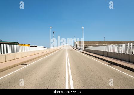 Bascule Bridge über die Schifffahrtsstraße, wo Boote, Schiffe, Segelboote usw. den Hafen von Barcelona erreichen. Die Brücke führt zum Kreuzfahrthafen. Stockfoto