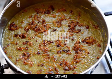 Bissara- oder Bissouro-Gericht, d. h. gekochte Bohnen in alter ägyptischer Sprache, oder Bessara, Besarah und Tamarakt, Split Fava-Bohnen, Zwiebeln, Knoblauch, fr Stockfoto