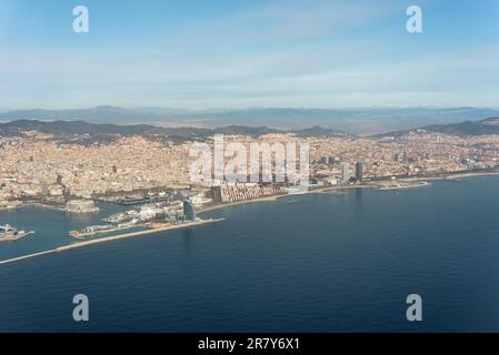 Blick über die Stadt Barcelona aus der Vogelperspektive. Barcelona ist sehr beliebt und eine der bevölkerungsreichsten Städte in Europa Stockfoto