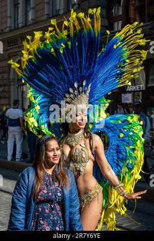 Helsinki Samba Carnaval Dancer posiert mit einem Zuschauer nach der Karnevalsparade im Aleksanterinkatu in Helsinki, Finnland Stockfoto