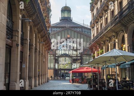 Blick auf den Mercat del Born im Barcelona-Viertel La Ribera. Der Mercado ist ein ehemaliger öffentlicher Markt und eines der berühmten Gebäude, mit denen gebaut wurde Stockfoto