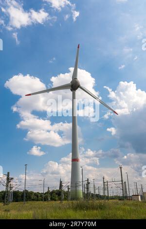 Windbetriebener Elektrogenerator im Hamburger Hafenviertel. Die Stromerzeugung mit Windturbinen ist die wichtigste Form der Windkraft Stockfoto