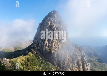 Der Roque de Agando, ein riesiger Vulkanspalt 1250m hoch, in Wolken, die sich über Regionen in Passatwinden gebildet haben. Die Wolken kommen von den Azoren Stockfoto