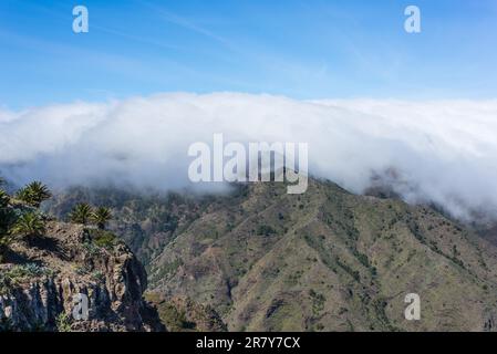 Riesige Wolken und Passatwinde aus subtropischem Klima kommen von den Azoren und erreichen La Gomera in ca. 800m m Höhe. Aussichtspunkt vom Mirador Stockfoto