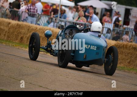 Bicester, Oxon, Vereinigtes Königreich, 17. Juni 2023. 1926 Bugatti Typ 37 MLP 802 in Aktion beim Schwungradfestival in Bicester. Oxfordshire, England Kredit: Ian Tennant/Alamy Live News. Stockfoto