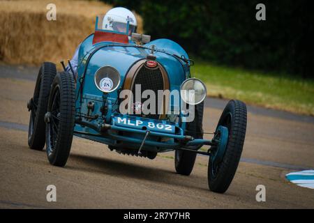 Bicester, Oxon, Vereinigtes Königreich, 17. Juni 2023. 1926 Bugatti Typ 37 MLP 802 in Aktion beim Schwungradfestival in Bicester. Oxfordshire, England Kredit: Ian Tennant/Alamy Live News. Stockfoto