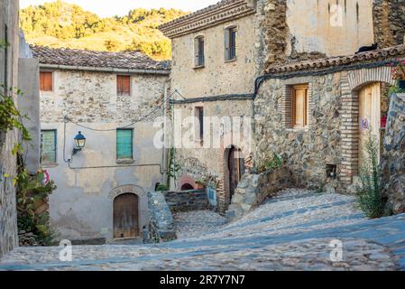 Gasse in der Kleinstadt Torroja del Priorat in der Cormaca Priorat in der Provinz Tarragona. Das Dorf wird bereits in der Dokumentation erwähnt Stockfoto