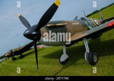 Bicester, Oxon, Vereinigtes Königreich, 17. Juni 2023. Bristol Blenheim und Spitfire beim Flywheel Festival bei Bicester Heritage Credit: Ian Tennant/Alamy Live News. Stockfoto