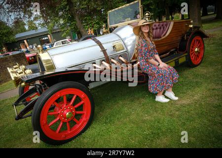 Bicester, Oxon, Vereinigtes Königreich, 17. Juni 2023. Ein Vergnügen mit Chitty Chitty Bang Bang beim Bicester Schwungradfestival. Oxfordshire, England Kredit: Ian Tennant/Alamy Live News. Stockfoto