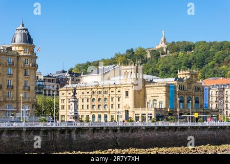 Blick über den Fluss Urumea zum Victoria Eugenia Theater, einem neoplateresken Gebäude, eine besondere spanische Architektur, in Donostia San Sebastian. Die Stockfoto