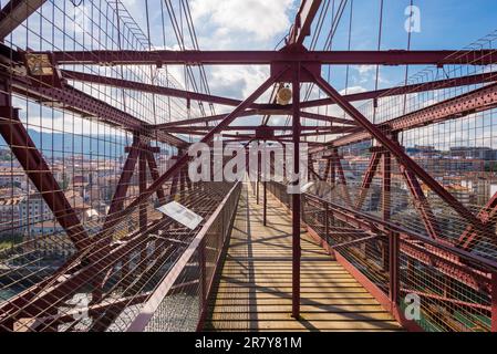 Blick auf die Gangway der Brücke. Die Vizcaya-Brücke, die älteste Transporterbrücke der Welt, wurde 1893 erbaut und verbindet die Städte Portugalete und Las Stockfoto