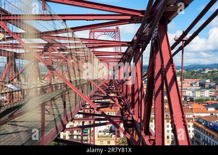 Blick auf die Gangway der Brücke. Die Vizcaya-Brücke, die älteste Transporterbrücke der Welt, wurde 1893 erbaut und verbindet die Städte Portugalete und Las Stockfoto