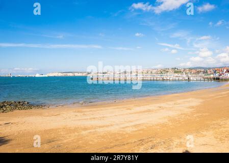 Der Strand und der Jachthafen der Stadt Las Arenas. Das Playa de Las Arenas liegt in der Mündung von Bilbao, dem Fluss Nervi Stockfoto