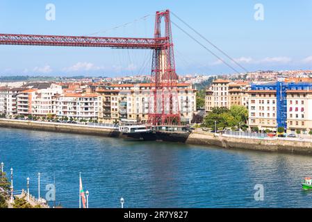 Die Vizcaya-Brücke ist eine Transportbrücke, die die Städte Portugalete und Las Arenas in der Nähe von Bilbao, dem Baskenland, Spanien, verbindet. Es ist der Stockfoto