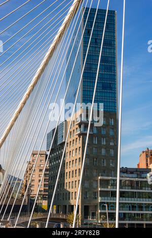 Blick auf die Plaza de la Convivencia mit der berühmten Brücke Puente Zubizuri, die weiße Brücke, auch Campo Volantin Brücke genannt, ist ein Bogen Stockfoto