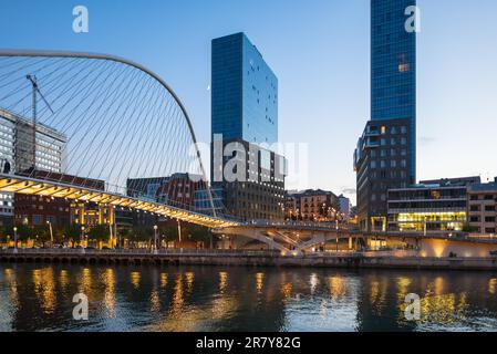 Blick auf die Plaza de la Convivencia mit der berühmten Brücke Puente Zubizuri, die weiße Brücke, auch Campo Volantin Brücke genannt, ist ein Bogen Stockfoto