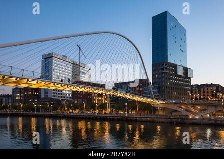 Blick auf die Plaza de la Convivencia mit der berühmten Brücke Puente Zubizuri, die weiße Brücke, auch Campo Volantin Brücke genannt, ist ein Bogen Stockfoto