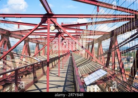 Blick auf die Gangway der Brücke. Die Vizcaya-Brücke, die älteste Transporterbrücke der Welt, wurde 1893 erbaut und verbindet die Städte Portugalete und Las Stockfoto