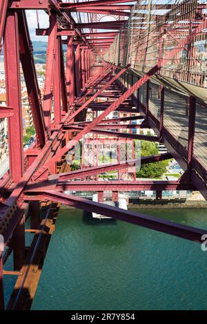 Blick auf die Gangway der Brücke. Die Vizcaya-Brücke, die älteste Transporterbrücke der Welt, wurde 1893 erbaut und verbindet die Städte Portugalete und Las Stockfoto