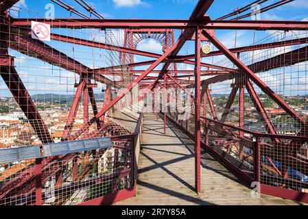 Blick auf die Gangway der Brücke. Die Vizcaya-Brücke, die älteste Transporterbrücke der Welt, wurde 1893 erbaut und verbindet die Städte Portugalete und Las Stockfoto