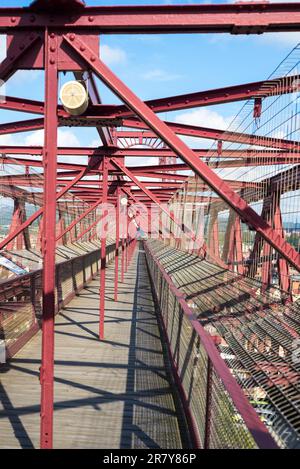 Blick auf die Gangway der Brücke. Die Vizcaya-Brücke, die älteste Transporterbrücke der Welt, wurde 1893 erbaut und verbindet die Städte Portugalete und Las Stockfoto