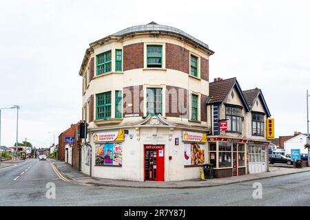 24-Stunden-Geschäft mit Snacks zum Mitnehmen an der Ecke Gresty Road und Nantwich Road in Crewe Cheshire, UK Stockfoto