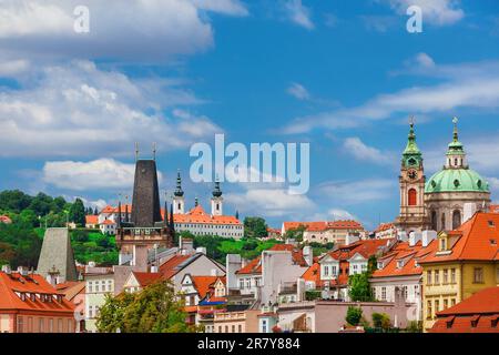 Die Skyline des Alten Viertels Mala Strana mit der barocken Kuppel der Nikolaikirche, dem Kloster Strahov, zwei Belfries und dem Brückenturm in Prag Stockfoto